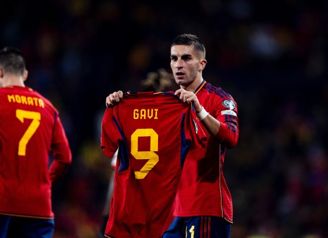 Ferran Torres celebra su gol ante Georgia con la camiseta de Gavi (Foto: @SEFutbol).