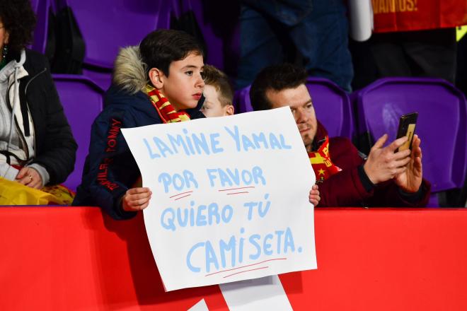 Niño pide la camiseta a Lamine Yamal en el José Zorrilla (Foto: Sara Cabezas).