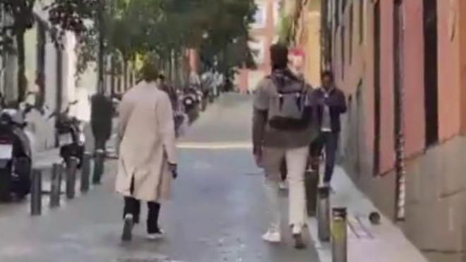 Piqué y Clar Chía paseando por las calles de Madrid ('Fiesta')