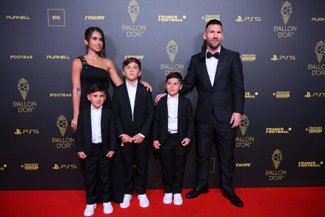 Antonela Roccuzzo, Leo Messi y sus tres hijos en la gala del Balón de Oro 2023 (Cordon Press)