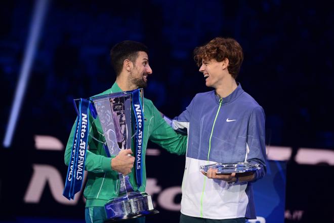 Djokovic celebra con el trofeo tras ganar la final individual masculina contra Jannik Sinner. Foto: