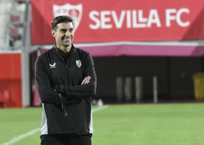 Diego Alonso, en un entrenamiento del Sevilla (Foto: Kiko Hurtado).