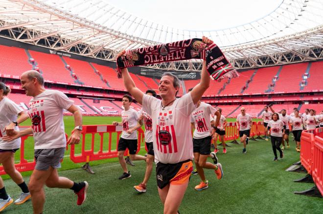 Participantes en la 34ª Herri Krosa de Bilbao, a su paso por San Mamés (Foto: Athletic Club).