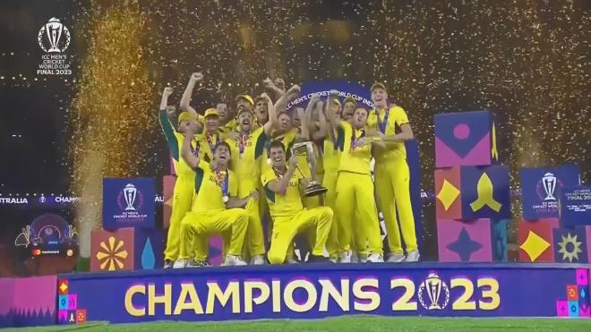 La selección de Australia al completo, celebrando el Mundial de críquet
