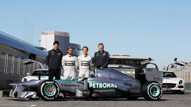 Lewis Hamilton junto a su Mercedes en 2013 (Fuente: Cordon Press)