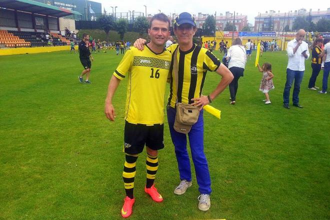 Un bigoleador Germán Beltrán (ahora míster del Gernika) y Kuitxi Pérez, tras el ascenso del Portugalete Club ante el Cayón labrado en el césped de La Florida.