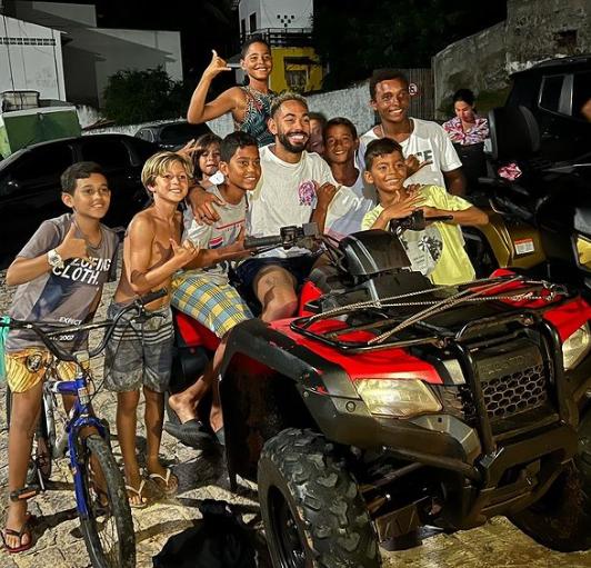 Matheus Cunha en Praia de Baía Formosa con varios niños. (Fuente: @cunha)