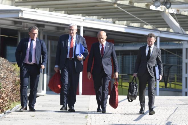 Del Nido Benavente, junto a sus abogados, a la salida de la Ciudad de la Justicia (Foto: Kiko Hurtado).