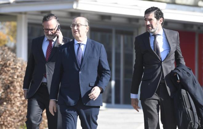 José Castro, junto a sus abogados (Foto: Kiko Hurtado).