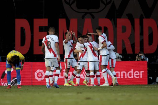 Falcao e Isi celebran un gol entre sus compañeros. (Foto: Cordon Press)