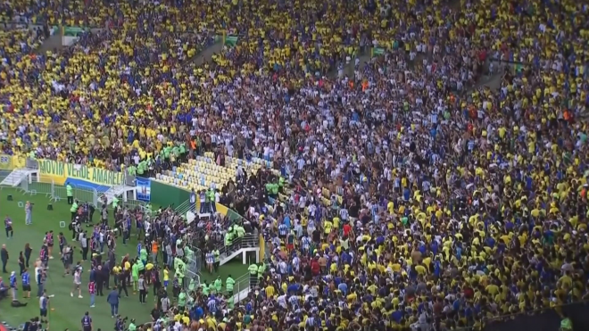 Aficionados argentinos situados en mitad de la hinchada brasileña.