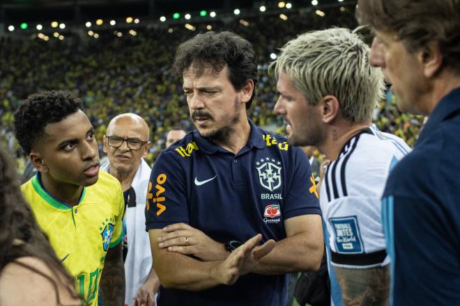 Rodrygo y Rodrigo de Paul hablan antes del Brasil-Argentina (Foto: Cordon Press).