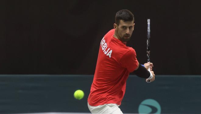 Djokovic entrenando con Serbia para la Copa Davis en Málaga.