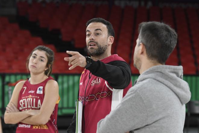 Edu Pérez da indicaciones a sus jugadoras en el entrenamiento (Foto: Kiko Hurtado).