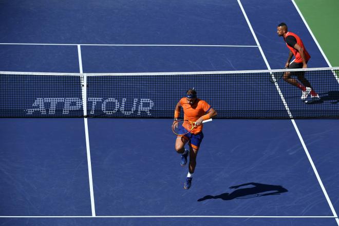 Nadal y Kyrgios sobre la pista de tenis. (Foto: Cordon Press)