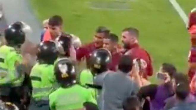La policía de Perú carga contra los jugadores de Venezuela (Fuente: @LuisOmarTapia)