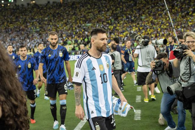 Leo Messi se lleva a sus jugadores a vestuarios por las cargas policiales.