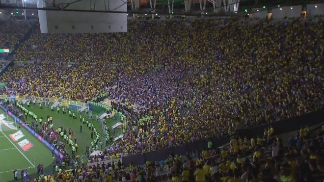 Los aficionados argentinos, rodeados por los brasileños.