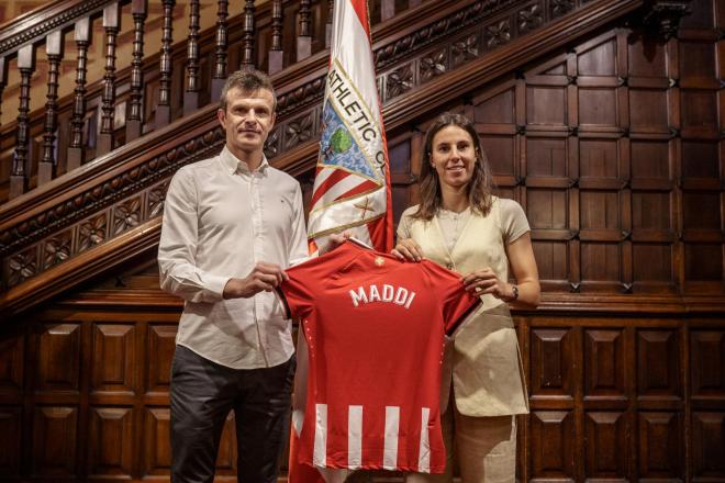 El presidente Jon Uriarte con la recuperada jugadora Maddi Torre en el palacio de Ibaigane (Foto: Athletic Club).