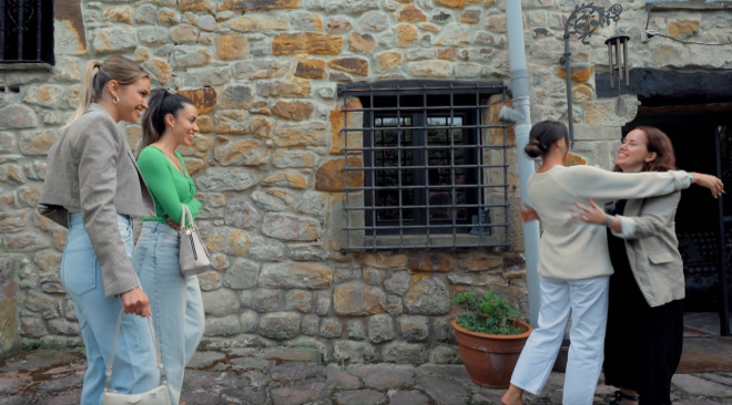 Paddy llega junto a dos amigas a la casa de Cantabria de su familia ('WAGS: Ellas también juegan')