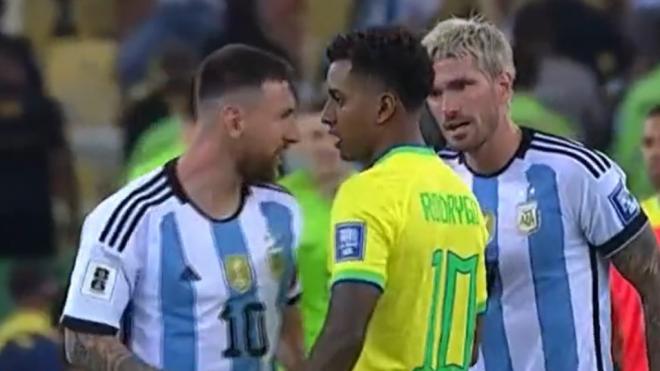 Messi y Rodrygo, cara a cara durante el Brasil - Argentina.