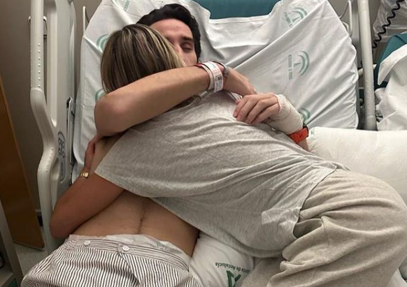 Sergio Rico, abrazado a Alba Silva en la cama del hospital (@sergioricogonzalez1)