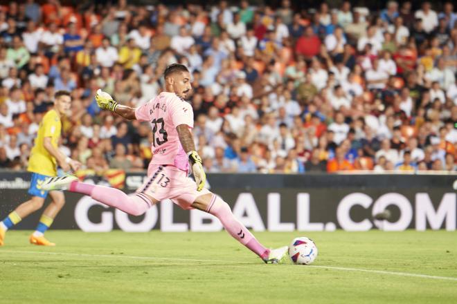 Álvaro Valles golpea la pelota (foto: Cordón Press).