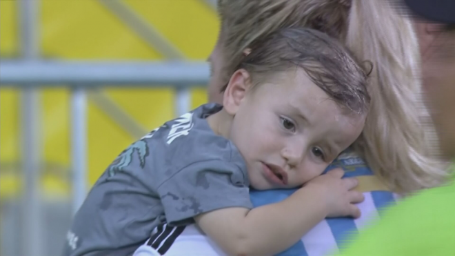 Un bebé asustado ante los enfrentamientos del Brasil - Argentina.