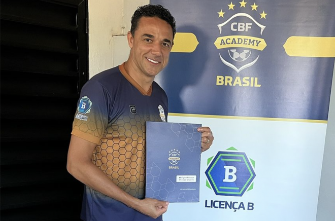 Weligton, con su título de entrenador de la CBF (federación brasileña).