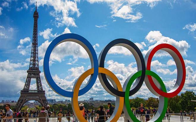 El logo de los Juegos Olímpicos frente a la Torre Eiffel.