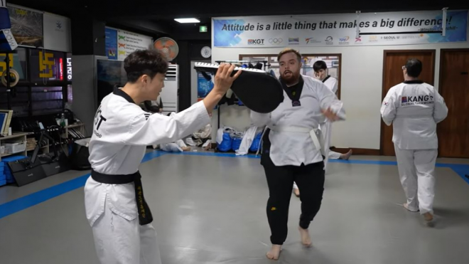 Ibai Llanos en clases de Taekwondo (canal de YouTube de Ibai)