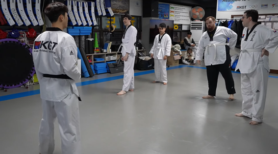 Ibai Llanos, junto a tres amigos, en clases de taekwondo en Seúl (canal de YouTube de Ibai)