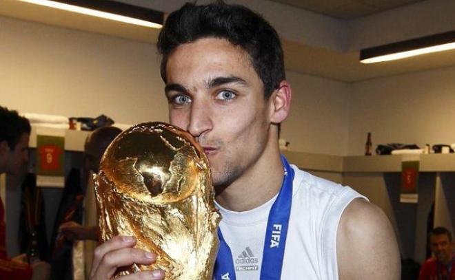 Jesús Navas besa la copa del Mundo que conquistó en 2010.