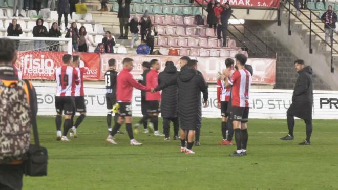 Los jugadores del Zamora, aplaudiendo a la afición tras el partido frente al Villarreal.