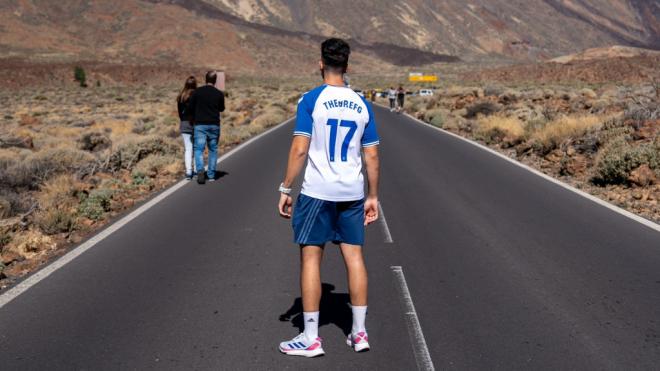 TheGrefg, con la camiseta del CD Tenerife, a los pies del Teide. (Fuente: @TheGrefg)