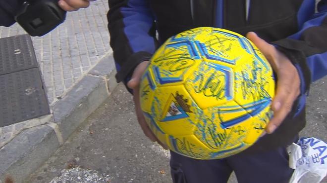 El balón firmado por Negredo y el resto de la plantilla del Cádiz