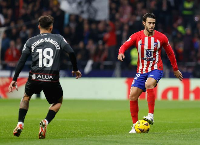 Mario Hermoso controla el balón en el Atlético de Madrid-Mallorca (Foto: ATM).