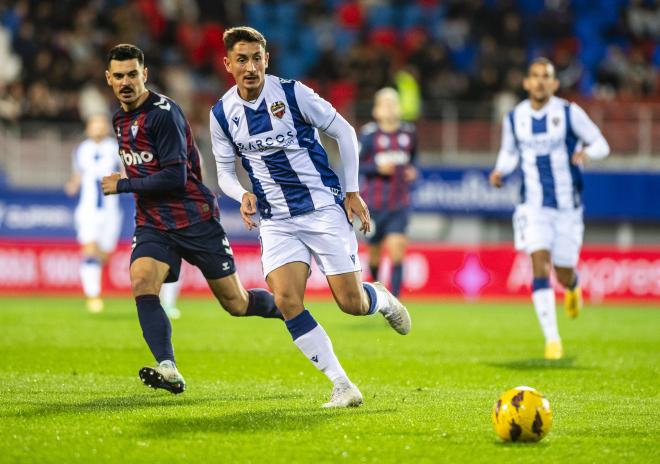 Pablo Martínez, ante la oposición de Sergio Álvarez, durante el Eibar-Levante del curso pasado (Foto: LUD). 