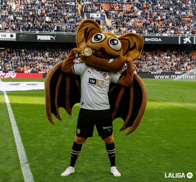 La mascota del Valencia CF celebra el título de campeón en Mestalla (Foto: La Liga)