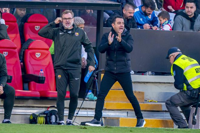 Xavi Hernández dando instrucciones en el Rayo-Barcelona (Foto: Cordon Press).