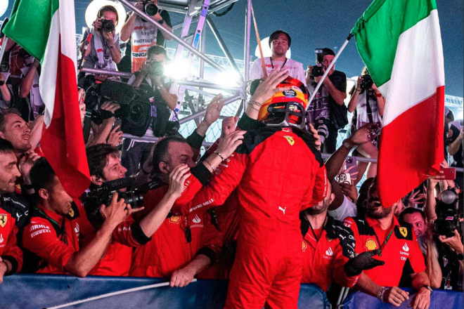 Carlos Sainz, ganando el GP de Singapur (Foto: RRSS).
