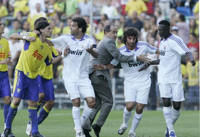 Cacique Medina, en un partido ante el Real Madrid.