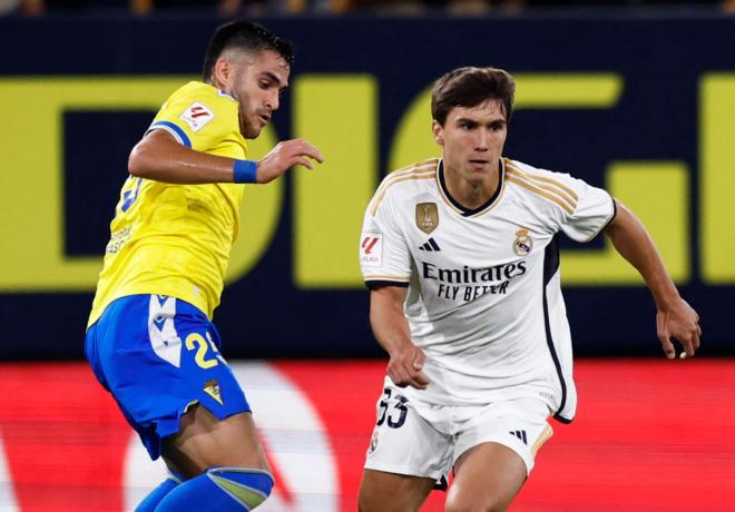 Gonzalo García, ante Maxi Gómez en su debut con el Real Madrid (Foto: RMCF).