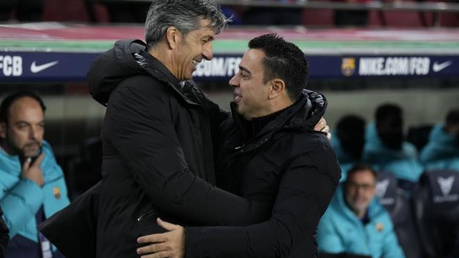 Imanol Alguacil y Xavi Hernández se saludan en el Camp Nou (Foto: EFE).
