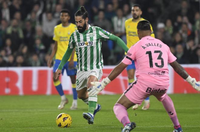 Isco, ante Álvaro Valles (Foto: Kiko Hurtado).