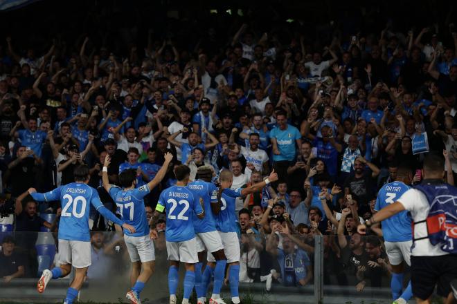 Jugadores del Nápoles celebran un gol durante su partido de Liga de Campeones contra el Real Madrid. Foto: Cordon Press