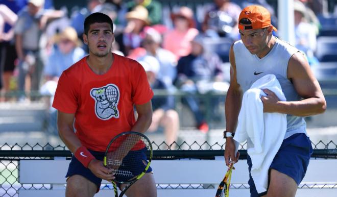 Carlos Alcaraz y Rafael Nadal entrenando juntos (Fuente: Cordon Press)