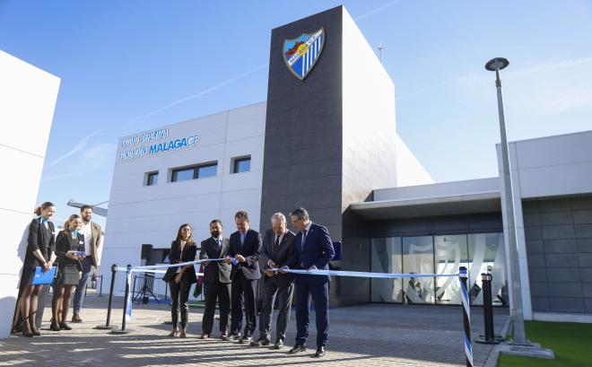 El corte de cinta de la ciudad deportiva con el alcalde de Málaga presente junto a Francis Salado, José María Muñoz, José María Arrabal y Marta Alonso. (MCF)