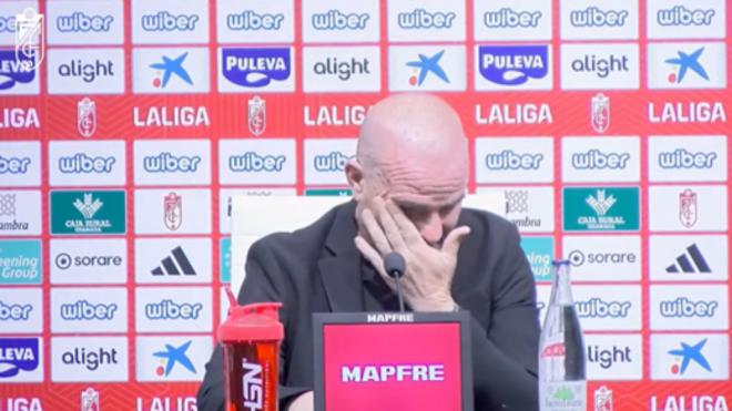 Paco López, emocionado en la rueda de prensa de despedida (Granada CF)