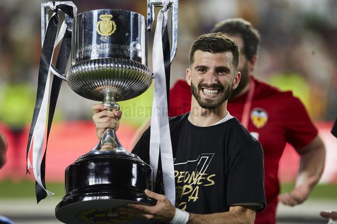 José Gayà levanta la Copa del Rey del Centenario.